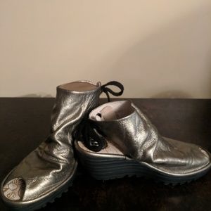 Woman Fly London sandals